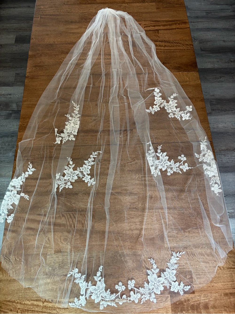 (NWT) Sincerity Bridal Tulle Veil with Floral Lace Appliqués Ivory